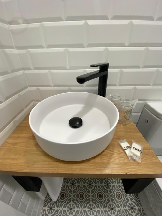 Casual Mardones Hotel Bilbao Ngoại thất bức ảnh A modern vessel sink