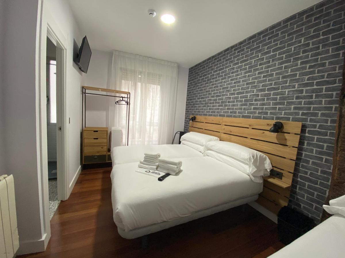 Casual Mardones Hotel Bilbao Ngoại thất bức ảnh A room at the hotel