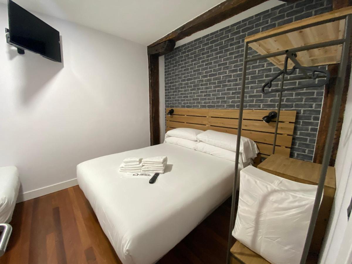 Casual Mardones Hotel Bilbao Ngoại thất bức ảnh A room at the hotel