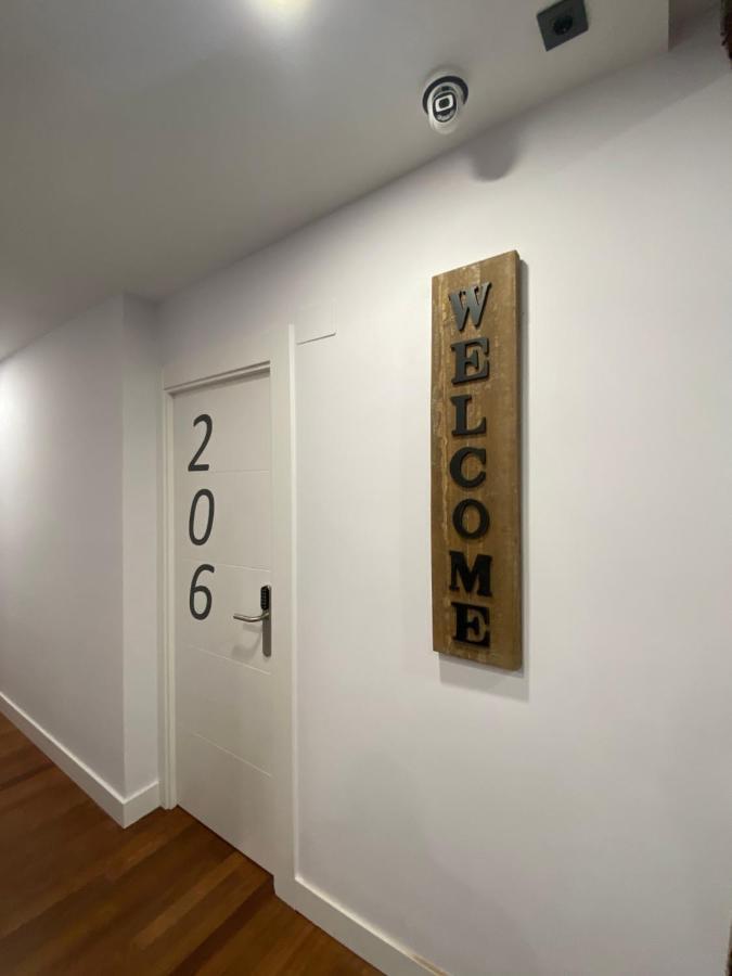 Casual Mardones Hotel Bilbao Ngoại thất bức ảnh A door sign
