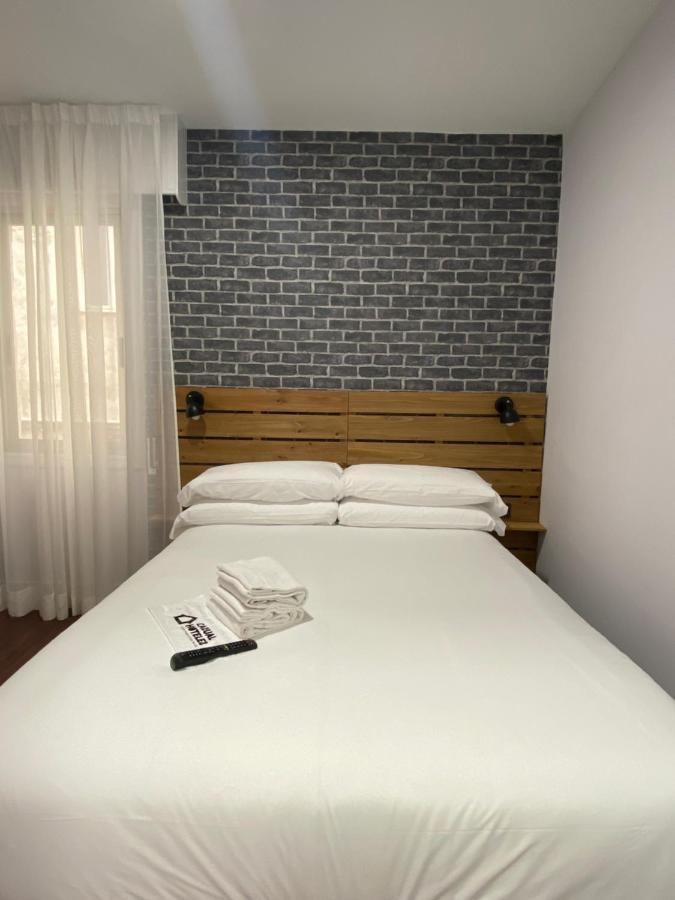 Casual Mardones Hotel Bilbao Ngoại thất bức ảnh A room at the hotel