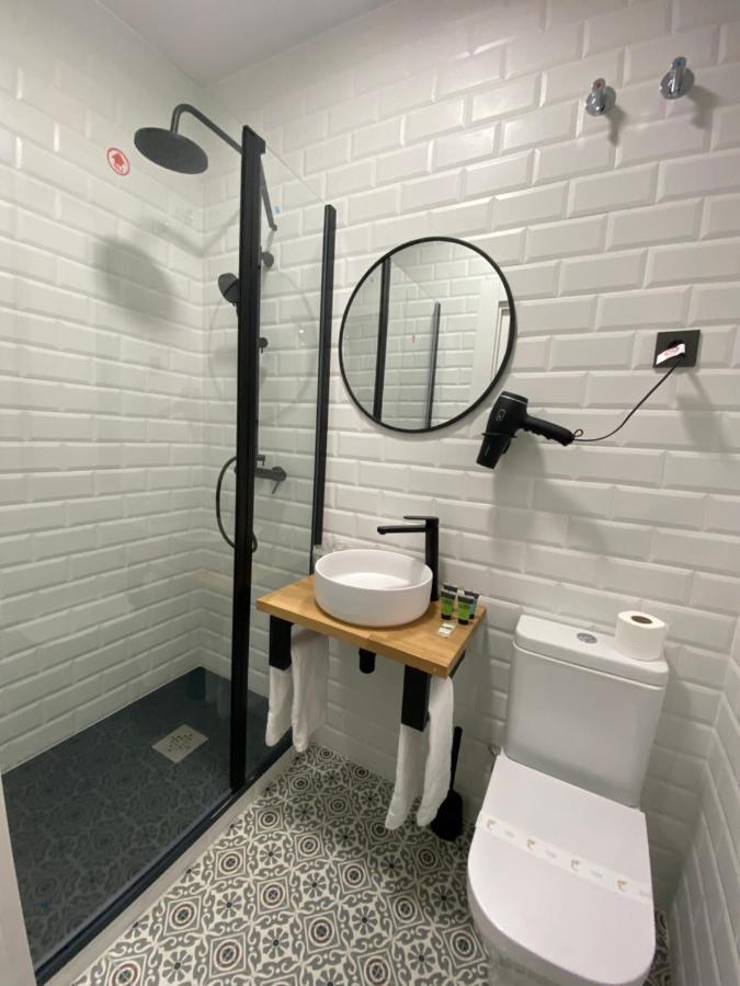 Casual Mardones Hotel Bilbao Ngoại thất bức ảnh Bathroom in a hotel
