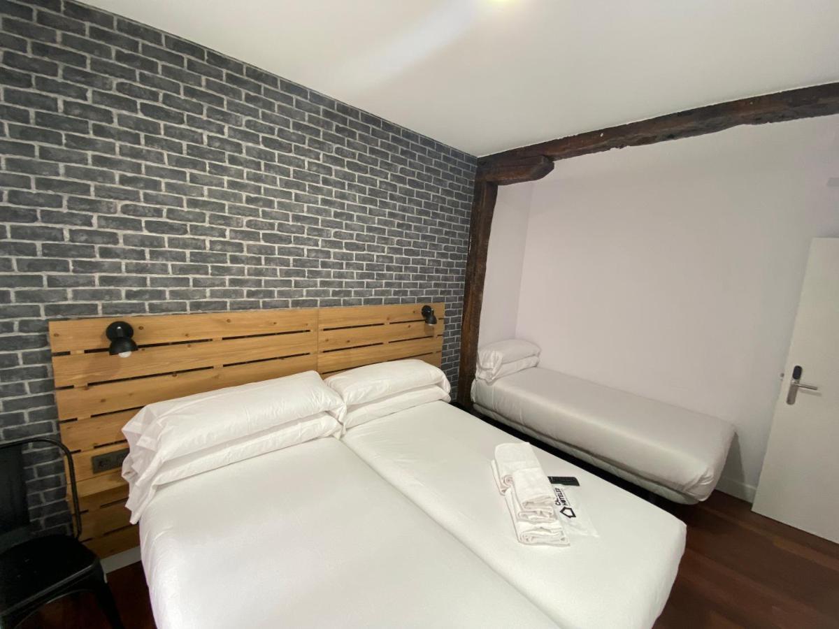Casual Mardones Hotel Bilbao Ngoại thất bức ảnh A room at the hotel