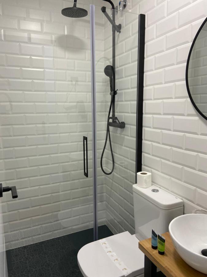 Casual Mardones Hotel Bilbao Ngoại thất bức ảnh A shower enclosure