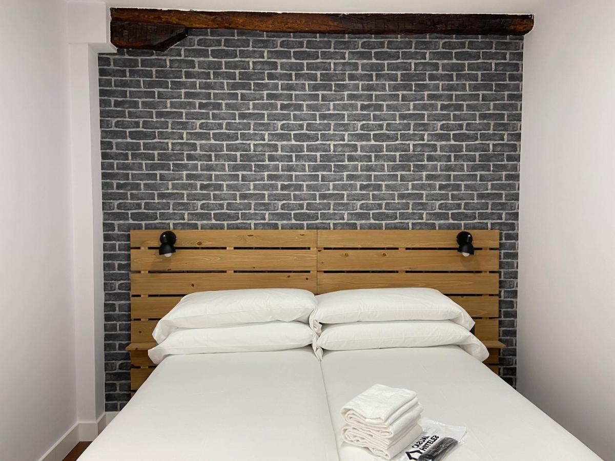 Casual Mardones Hotel Bilbao Ngoại thất bức ảnh A bedroom at the hotel