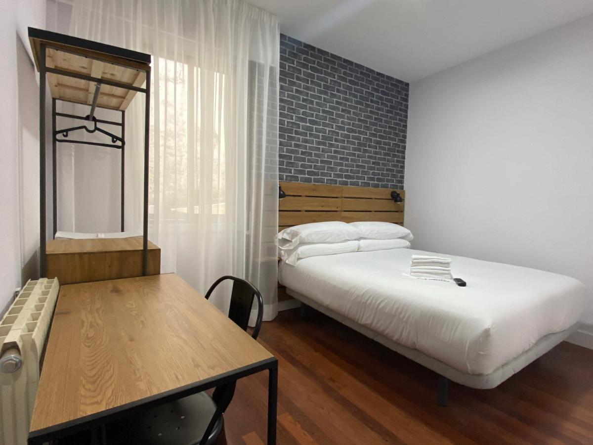 Casual Mardones Hotel Bilbao Ngoại thất bức ảnh A room at the hotel
