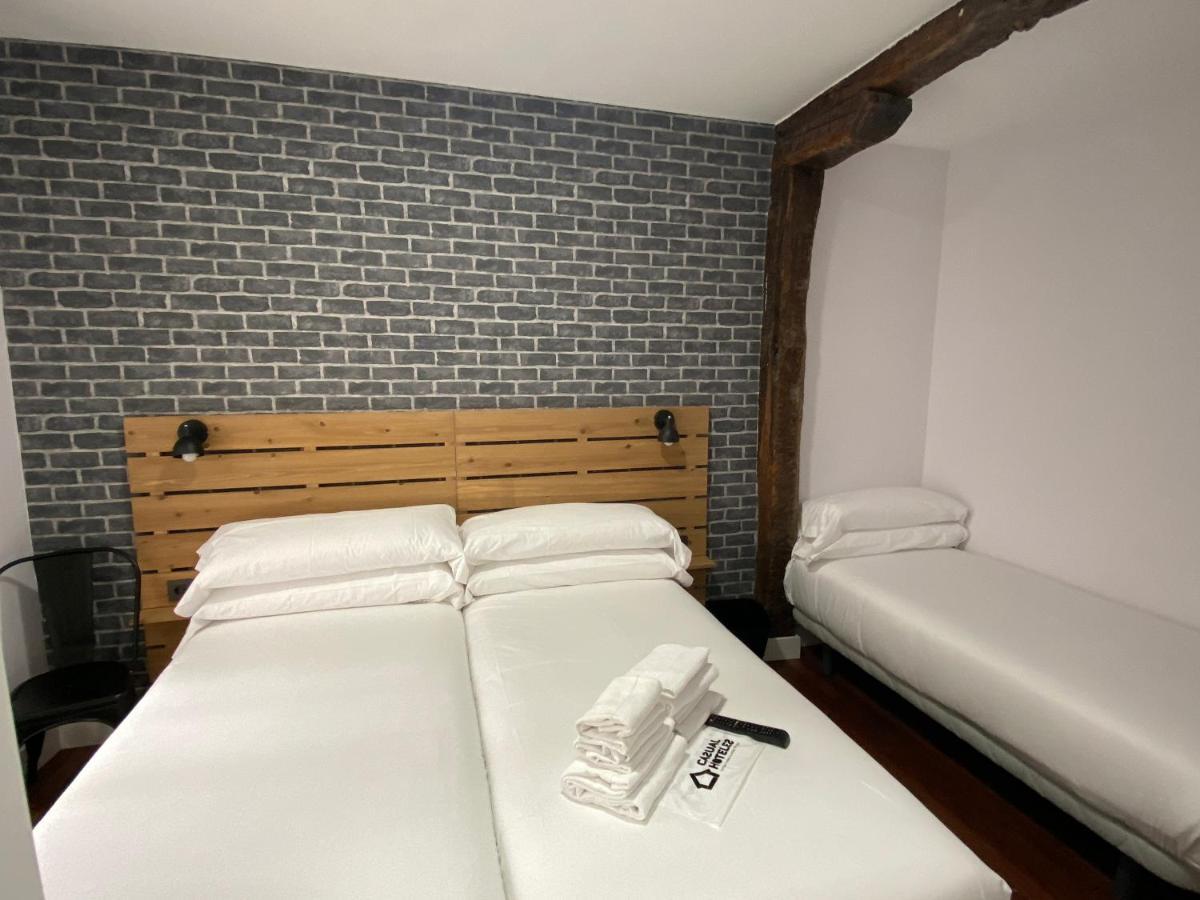 Casual Mardones Hotel Bilbao Ngoại thất bức ảnh A room at the hotel