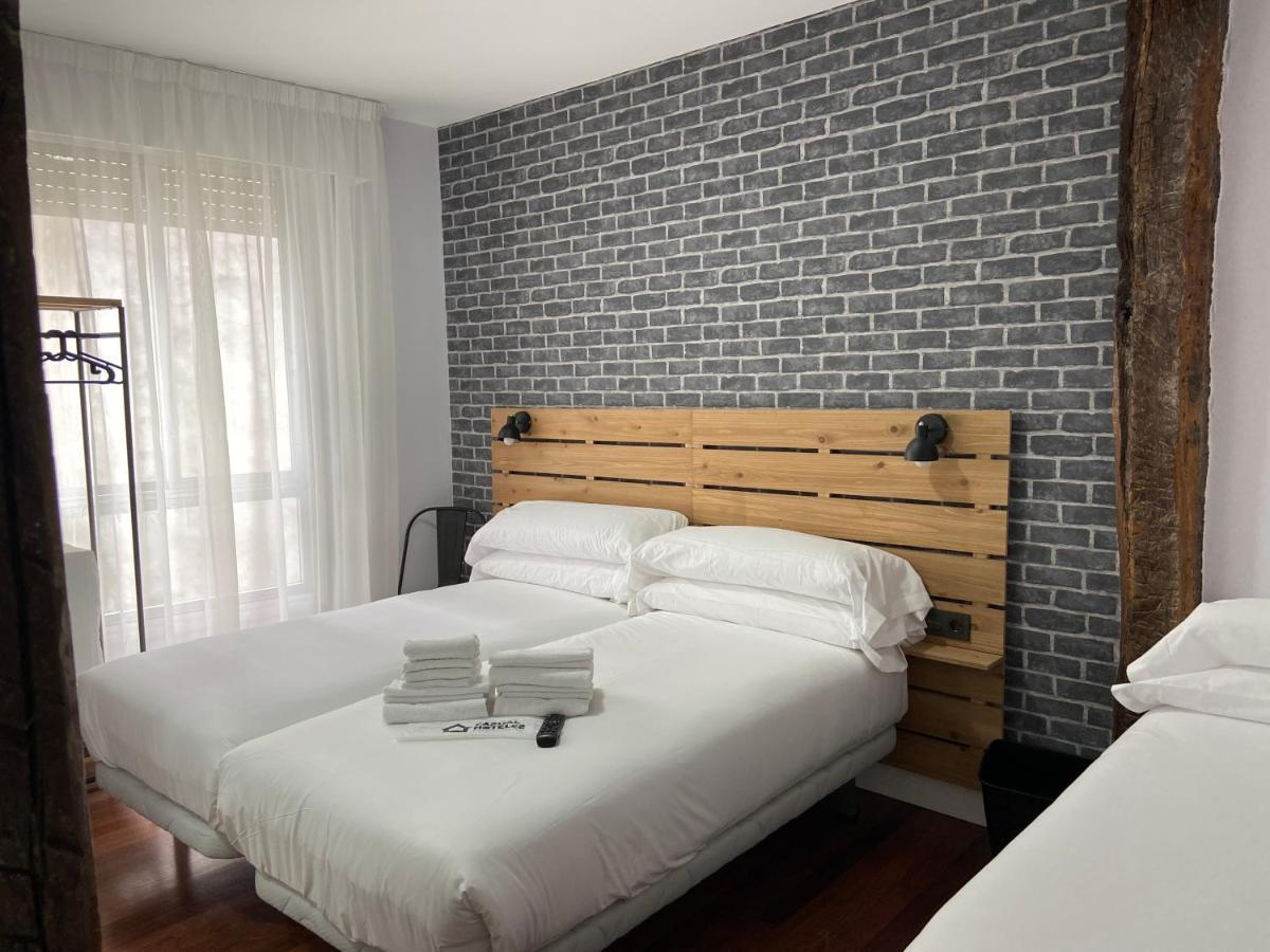 Casual Mardones Hotel Bilbao Ngoại thất bức ảnh A room at the hotel