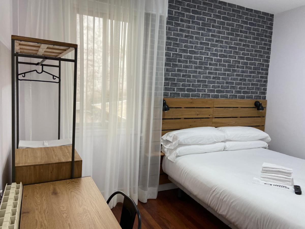 Casual Mardones Hotel Bilbao Ngoại thất bức ảnh A room at the hotel