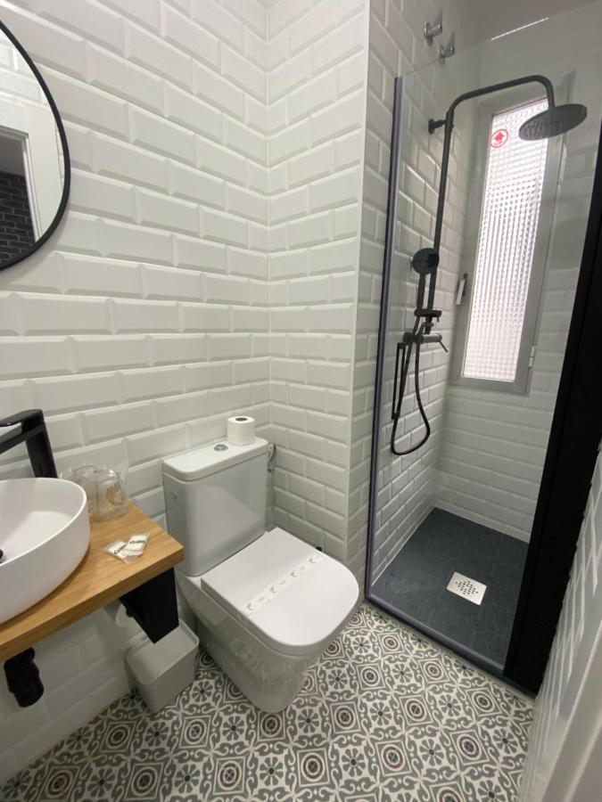 Casual Mardones Hotel Bilbao Ngoại thất bức ảnh Bathroom with shower