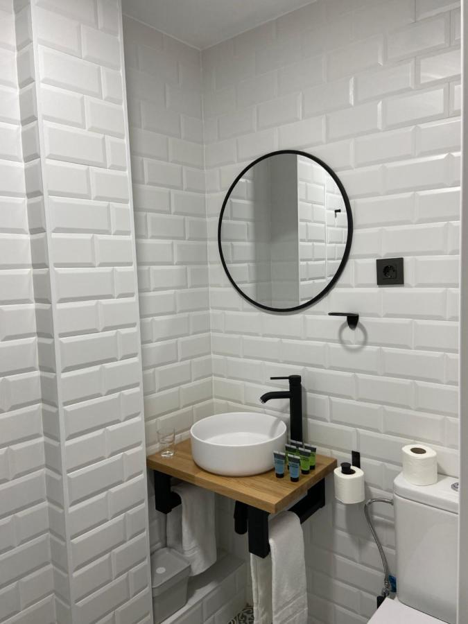 Casual Mardones Hotel Bilbao Ngoại thất bức ảnh Bathroom with white metro tiles