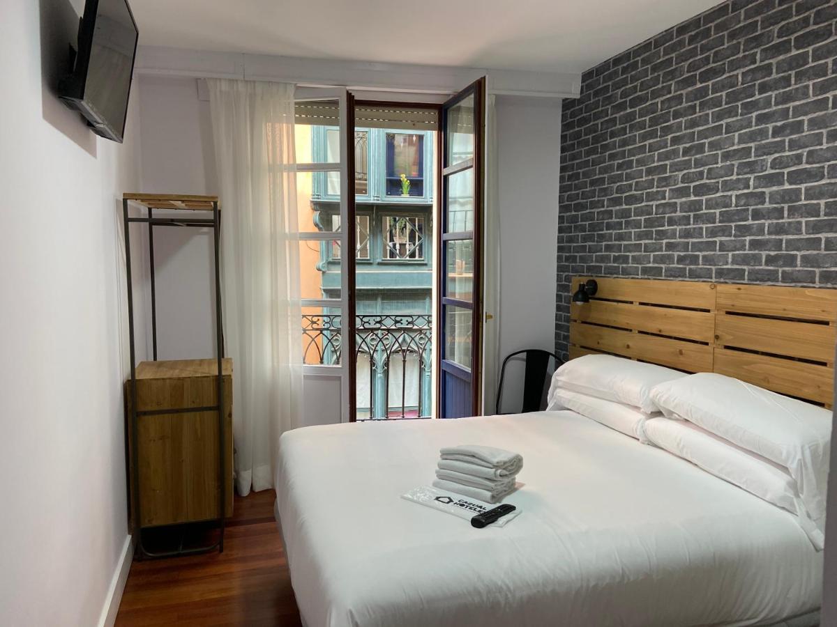 Casual Mardones Hotel Bilbao Ngoại thất bức ảnh A room at the hotel