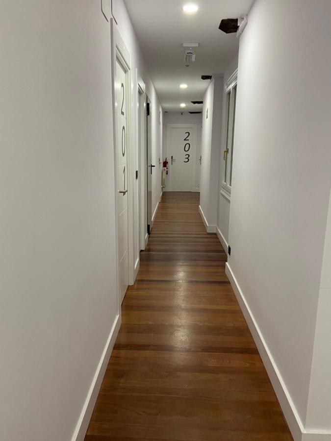 Casual Mardones Hotel Bilbao Ngoại thất bức ảnh A typical corridor