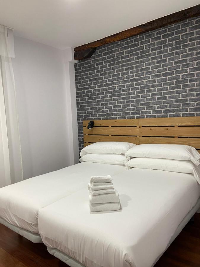 Casual Mardones Hotel Bilbao Ngoại thất bức ảnh A bedroom at the hotel