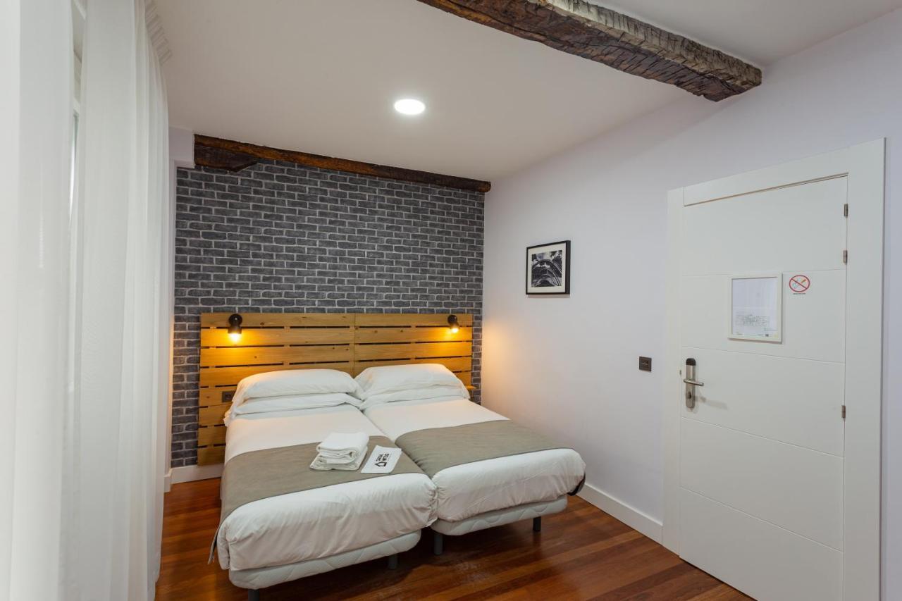 Casual Mardones Hotel Bilbao Ngoại thất bức ảnh A room at the hotel