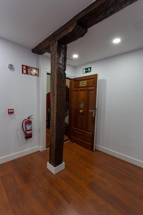 Casual Mardones Hotel Bilbao Ngoại thất bức ảnh The tree in the entrance of the school