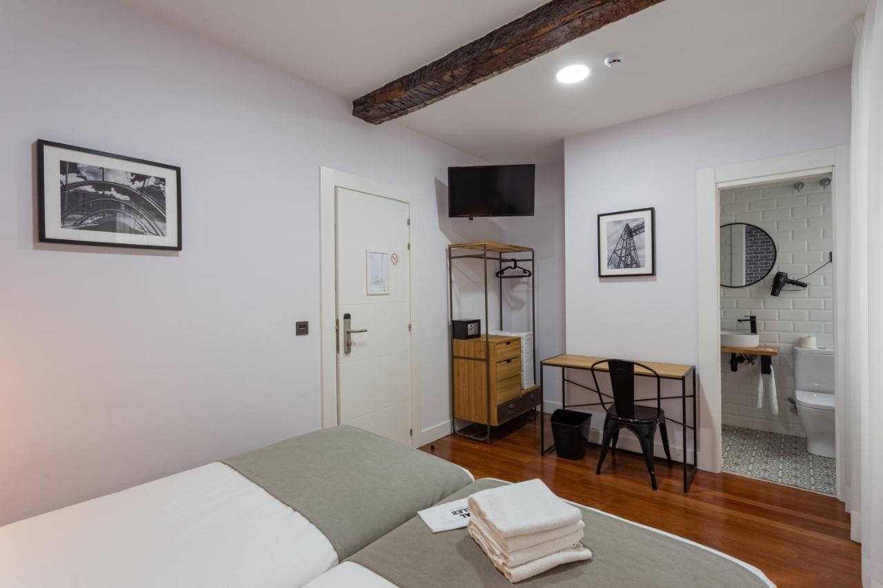 Casual Mardones Hotel Bilbao Ngoại thất bức ảnh A room at the hotel