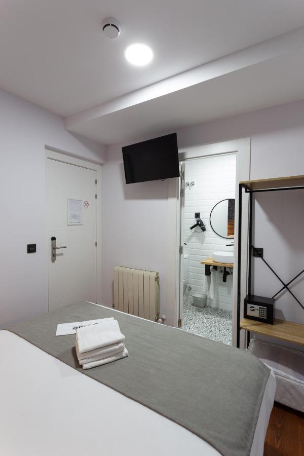 Casual Mardones Hotel Bilbao Ngoại thất bức ảnh A room at the hotel