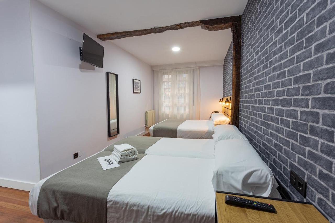 Casual Mardones Hotel Bilbao Ngoại thất bức ảnh A room at the hotel