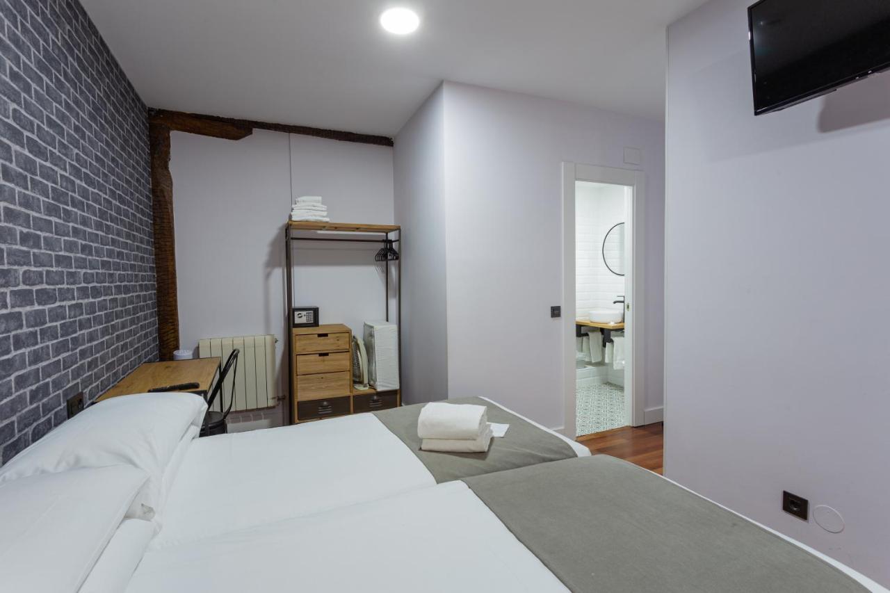 Casual Mardones Hotel Bilbao Ngoại thất bức ảnh A room at the hotel